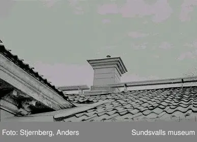 Motiv: Stg3049M, Kubikenborgs industriområde inkl. herrgårdsmiljön, Skönsmons förs. Herrgårdsbebyggelse. Bild 20 utbyggnad från 1890-talet.18: Detalj frontespis mot V.19: Detalj av skorsten20: Vy över utbyggnad mot S.21: Dörr mot terassen.22: Övre trapphallen.23: Vy från V mot ö.herrgårdsflygeln.