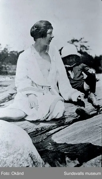 Sigrid Hjertén och Iván Grünewald på stranden.