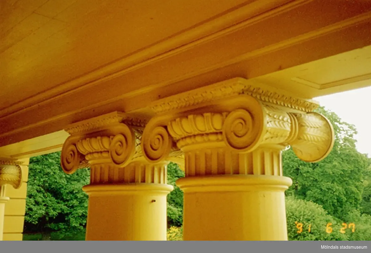 Detalj av pelare på Gunnebo slott, juni 1991.