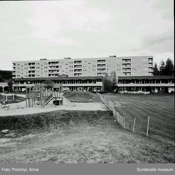 Mitthem AB:s hyreshusområde i Bergsåker, Ponnyvägen 1 - 19, Betselvägen 14 - 68:01 Bostadshusen mot norr, Betselvägen 14 - 6202 Betselvägen 28 - 4603 Betselvägen 14 - 28 med Gunghästens förskola i förgrunden04 Ponnyvägen 1 - 19 med pågående rivning av Ponnyvägen 1 - 505 - 09 Selektiv rivning av Ponnyvägen 1 - 510 Tvåvåningshusens sydsida, Ponnyvägen 19 A - H11 Gunnar Bergkvist t.v. (född i Bergsåker) och Olle Persson (född i Granlo) på den senares terrass, Ponnyvägen 19 G
