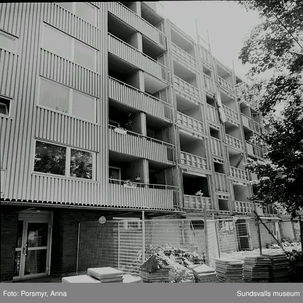 Mitthem AB:s hyreshusområde i Bergsåker, Ponnyvägen 1 - 19, Betselvägen 14 - 68:01 Bostadshusen mot norr, Betselvägen 14 - 6202 Betselvägen 28 - 4603 Betselvägen 14 - 28 med Gunghästens förskola i förgrunden04 Ponnyvägen 1 - 19 med pågående rivning av Ponnyvägen 1 - 505 - 09 Selektiv rivning av Ponnyvägen 1 - 510 Tvåvåningshusens sydsida, Ponnyvägen 19 A - H11 Gunnar Bergkvist t.v. (född i Bergsåker) och Olle Persson (född i Granlo) på den senares terrass, Ponnyvägen 19 G