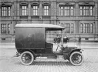 Täckt postautomobil tillverkad för Göteborgs postkontor av
Vagnfabriks AB i Södertälje, 1910. Bilen togs i trafik 1911.