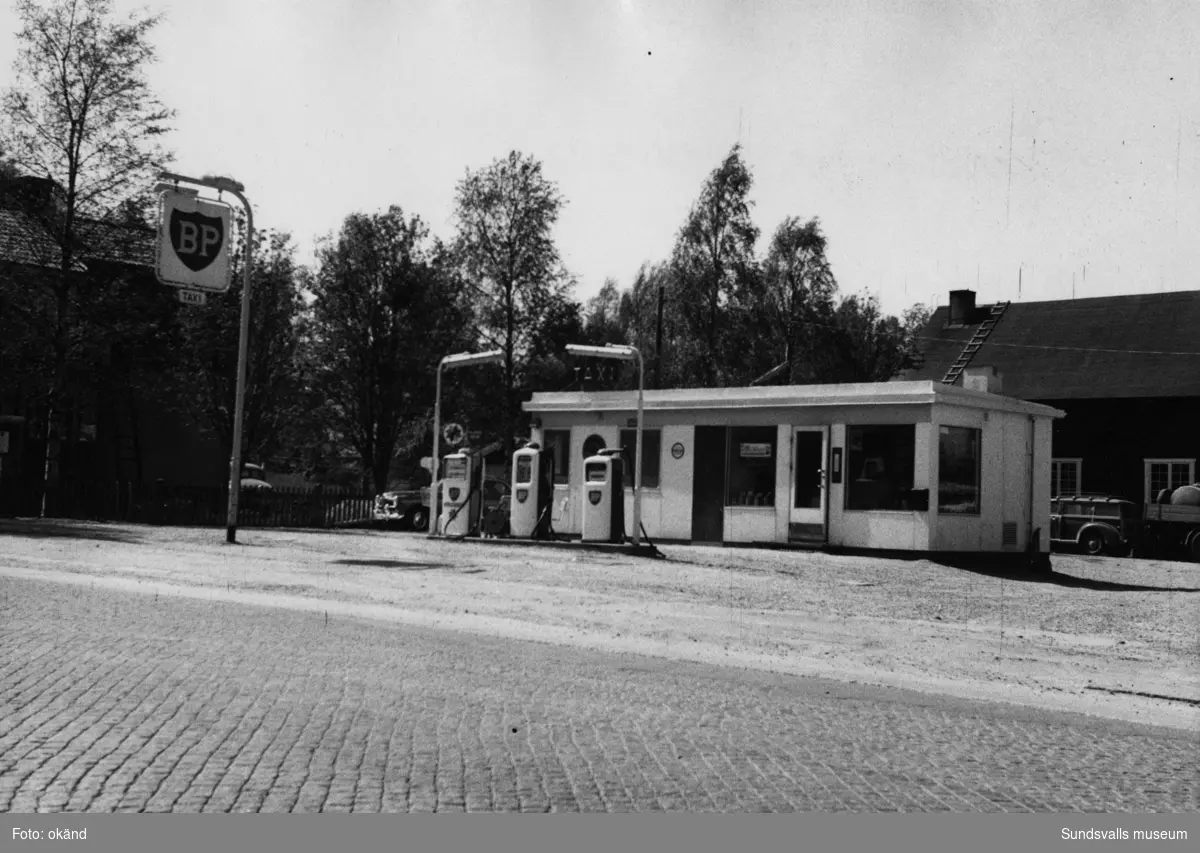 BP-stationen Sundåsen, Domsjö, Örnsköldsvik. Köpman: Uno Strandman, Gunnar Frida.