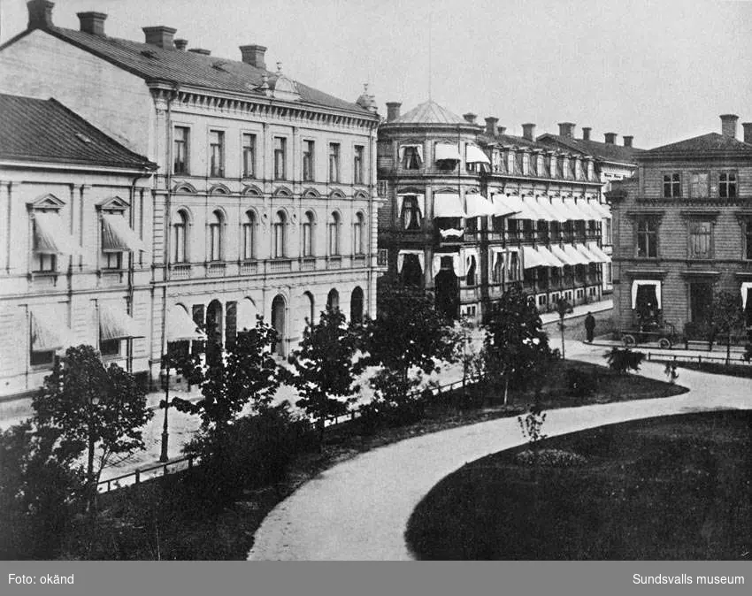 Parti av Storgatan från Vängåvan, Wesséns hus, Hotell Nord före branden. Repro från gammal bild