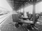 Perrongvagnar för transport av järnvägspost. Stockholms
Centralstation, 1910.