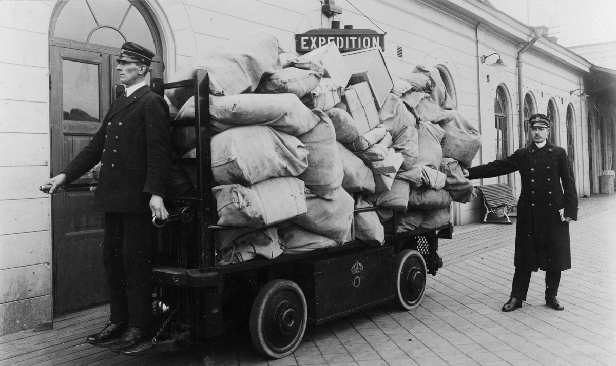 Posttruck, den första i Småland, på Nässjö järnvägsstation. Till höger ses överpostiljon A.T. Weller, f. 5.9.1877, som vid sekelskiftet tjänsgjorde som landsvägspostiljon på den sju mil långa sträckan mellan Målilla-Klavreström.