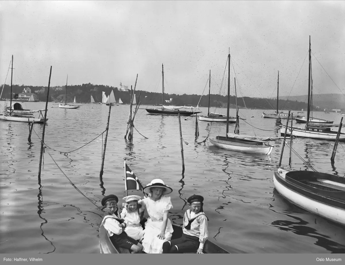 småbåthavn, seilbåter, kvinne, barn, Oscarshall, Dronningen