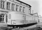 Släpvagn till rälsbuss med post- och resegodsavdelning.  Modell UDFo20. Nummer 1819.

Fotot är förmodligen taget på ASJ Arlöv utanför Malmö i samband med leveransen.