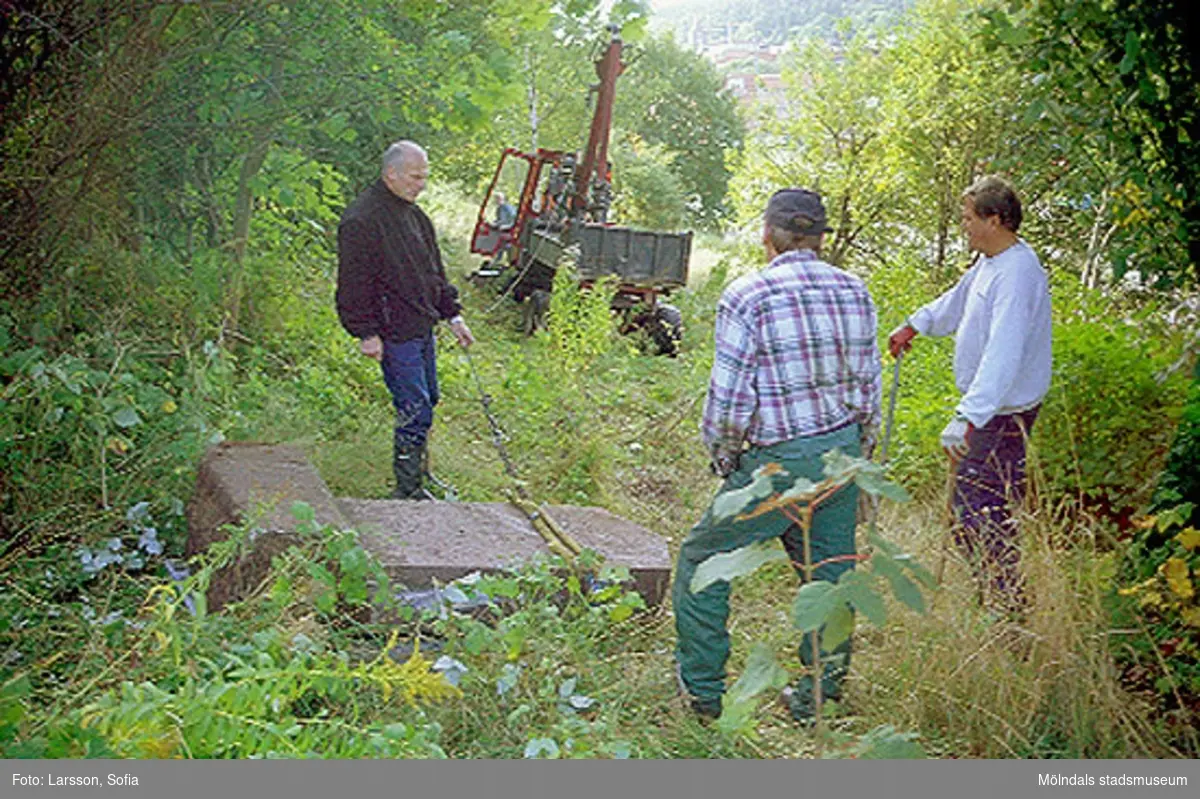 Hejderidarens gravsten, förflyttningen.