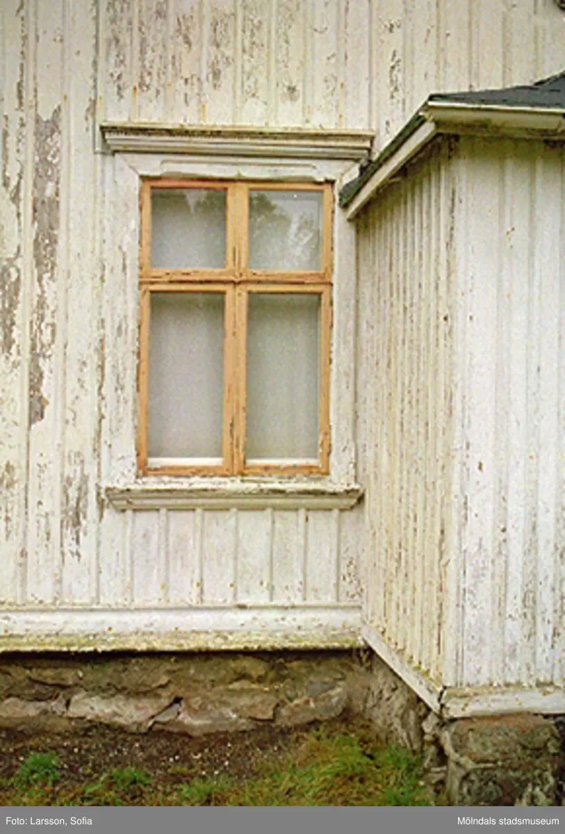 Detaljfoto av fönster samt utbyggnad. Rivningsdokumentation.