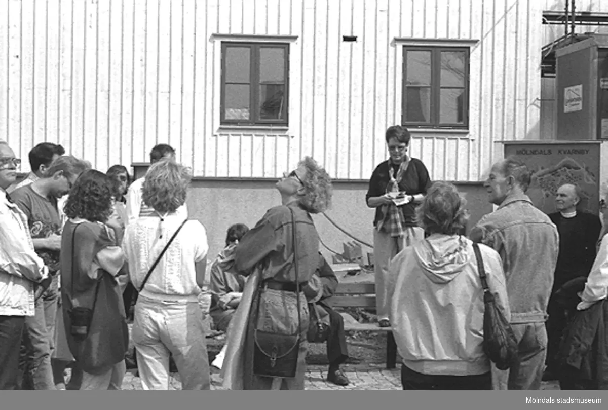 Kvarnbydagen 25 april 1993. Folksamling vid Lyktplatsen i Kvarnbyn. Gatlyktan invigdes på Kvarnbydagen.