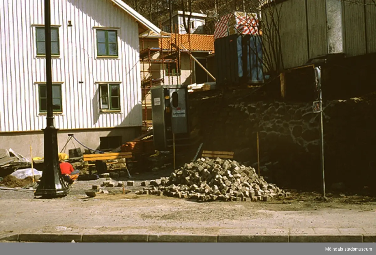 Stensättning vid Lyktplatsen, Norra Forsåkersgatan i Kvarnbyn, april 1993. Den vita fastigheten är Götaforsliden 4 (Korndal 2). Relaterade motiv: 2003_0371 - 0374.