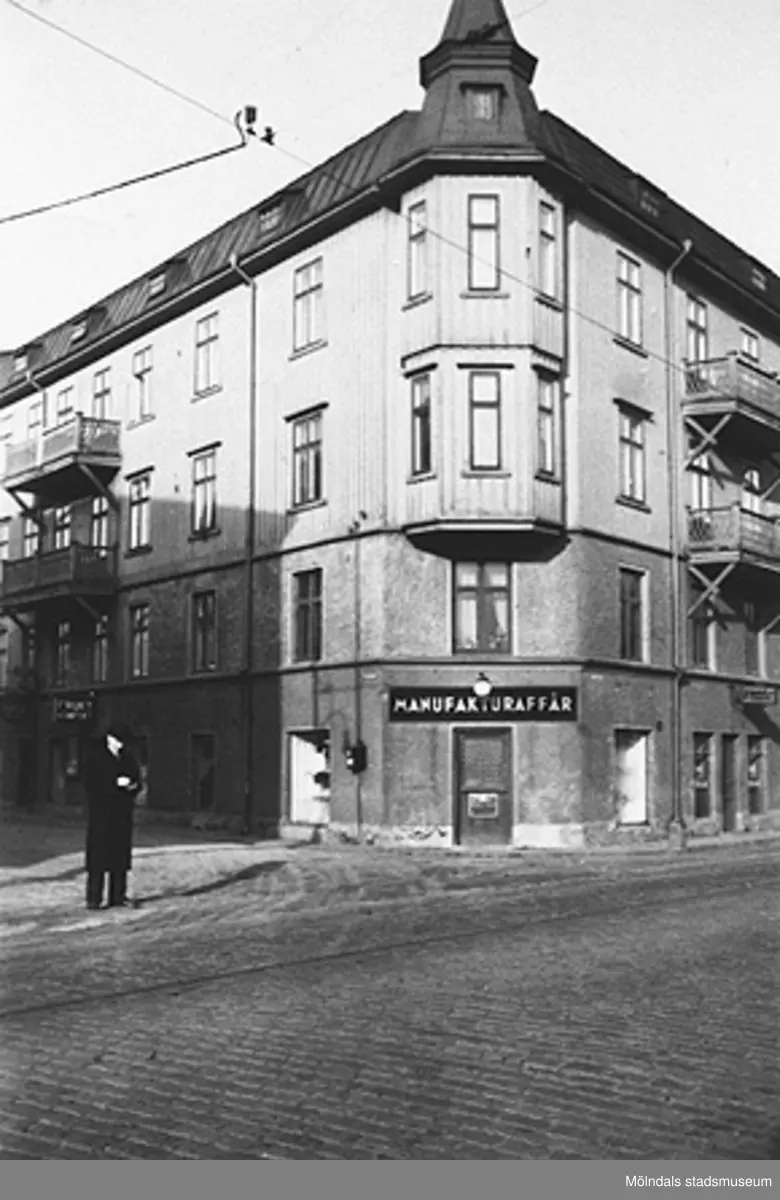 En manufakturaffär på Sörgårdsgatan 2 i Krokslätt, 1930-tal. På den stensatta gatan ser man spårvagnsspår.