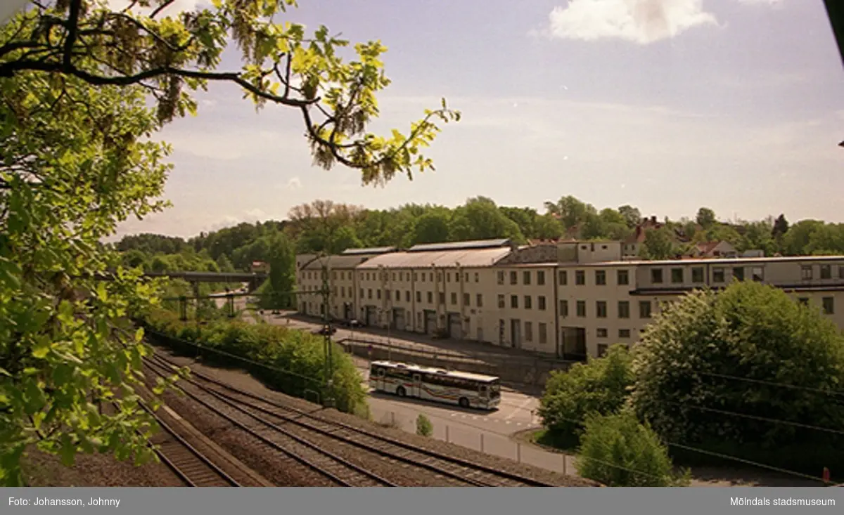 Vy från gångbron över järnvägen utmed Kvarnbygatan, på f.d strumpfabriken "Strumpan" (efter Viktor Samuelsons fabrik), år 2000.