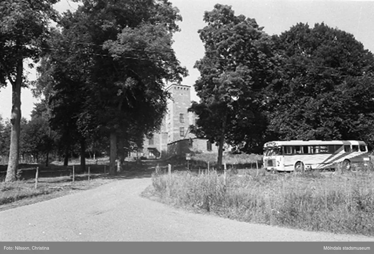 Werners fabriker, Annestorp, Lindome hösten 1994. En buss kör på grusvägen.