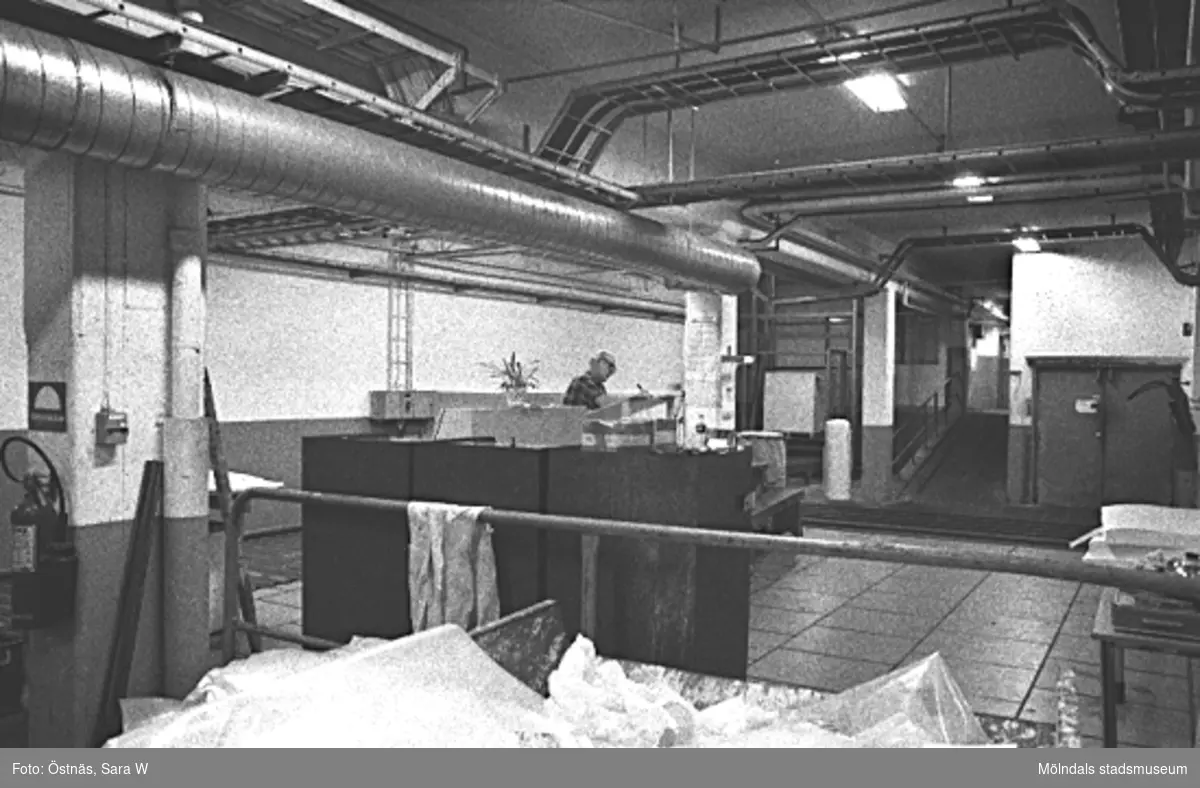 Interiör från pappersfabriken, 1980-tal. Gotthard Olsson i bottenvåningen på Byggnad 6. Bilden ingår i serie från produktion och interiör på pappersindustrin Papyrus.