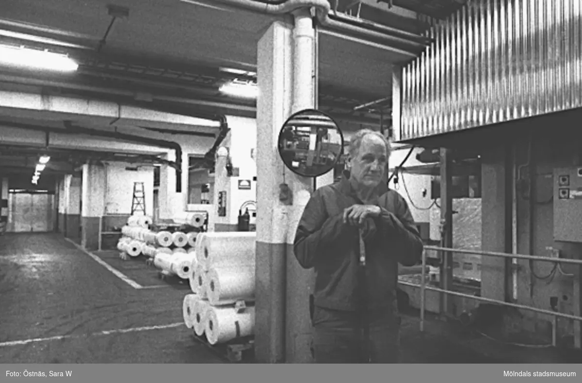 Paus för fotografering för Arne Larsson i Byggnad 6, 1980-tal. 
Bilden ingår i serie från produktion och interiör på pappersindustrin Papyrus.