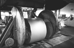 Stefan Roslund i arbete med rullpackning, 1980-tal. Först ha