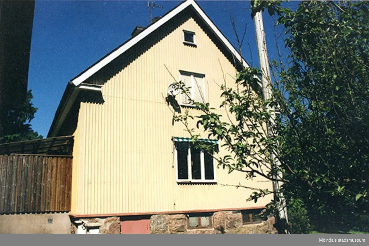 Bostadshus sett från sydost. Lekevallsgatan 24 (Björnmossen 1) i Toltorpsdalen år 2000.