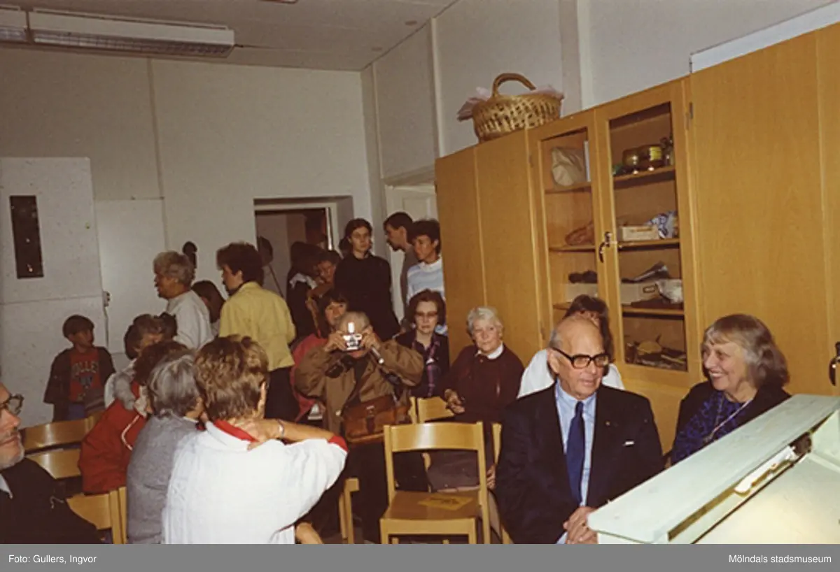Ner till höger sitter Nils Dahlbeck och Gunnel Dahlbeck. Familjesöndag på Mölndals museum, 25 oktober 1992. Under söndagen kunde man delta i barnverkstad med käpphästtillverkning, se på modevisning med gamla baddräkter och lyssna på en paneldiskussion om "samlande".

Familjesöndagen är i samband med utällningen "Gammalt skräp eller samlade minnen" 23 maj - 29 november 1992.