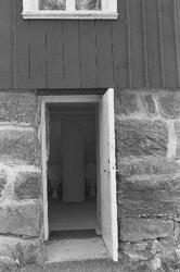 Toaletter under hönshuset. Hembygdsgården/Börjesgården i Häl