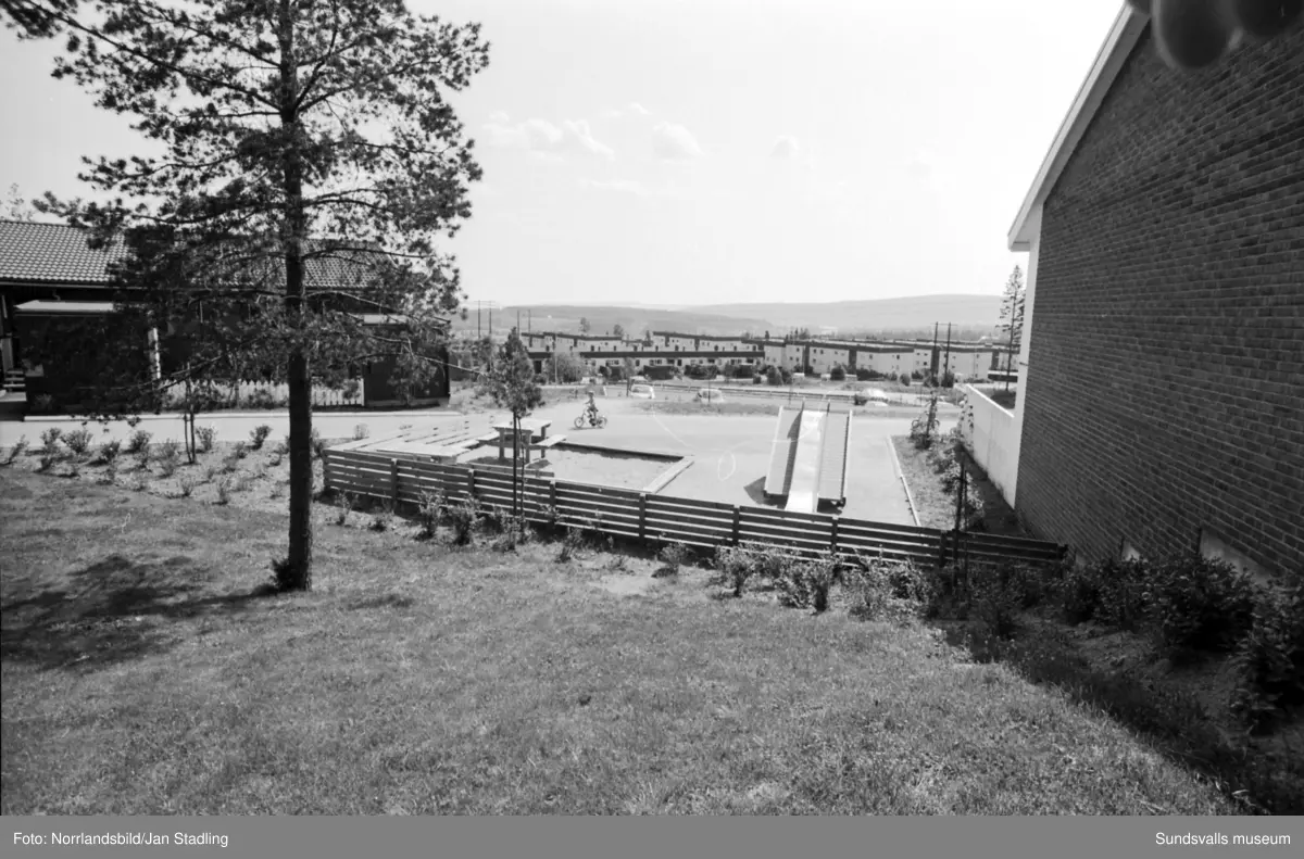 Bilder från reportage i HSB:s medlemstidning Vår Bostad, av Ingrid Andersson. "Staden mellan bergen är som en miniatyr av Rio" : min syn på stan. Bilder från bland annat Bosvedjan, sjukhuset, Norra berget, Södra berget, kommuhuset, hamnen med färjan Wasa Express, stadsvyer vid Vängåvan och Stora torget.