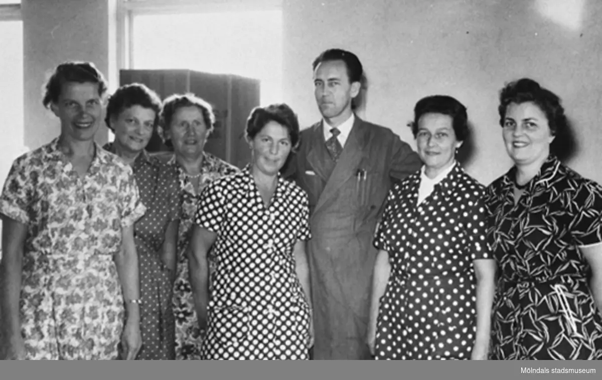 Bild på personal vid Tengblads Tapetfabrik på Ågatan i Mölndal, 1950-tal.
Från vänster: Ingrid Hjallmarsson, Maja Brandberg, Berta Andersson, Helga Berntsson, Nisse Månsson, Margit Magnusson och Aina Johansson