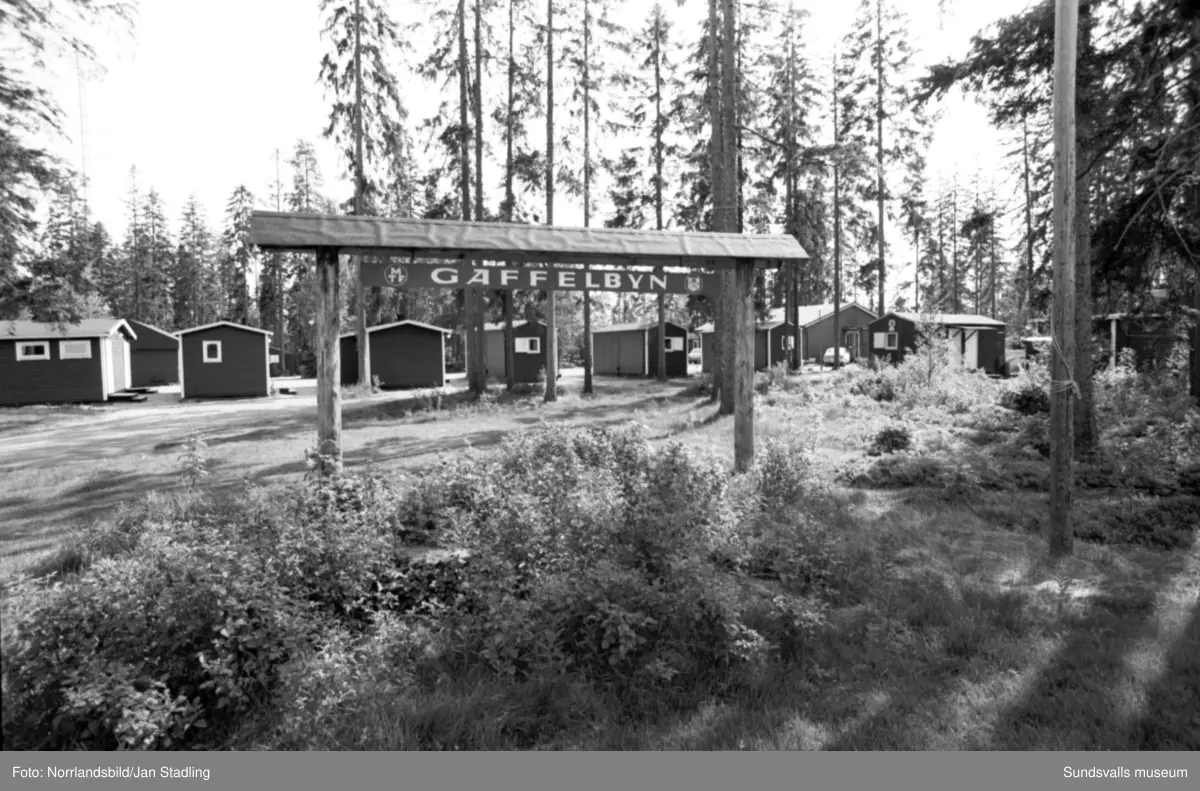 Bilder från reportage i HSB:s medlemstidning Vår Bostad, av Ingrid Andersson. "Staden mellan bergen är som en miniatyr av Rio" : min syn på stan. Bilder från bland annat Bosvedjan, sjukhuset, Norra berget, Södra berget, kommuhuset, hamnen med färjan Wasa Express, stadsvyer vid Vängåvan och Stora torget.