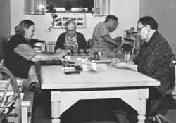 Fyra kvinnor i arbetsterapin på Lackarebäckshemmet, okänt år