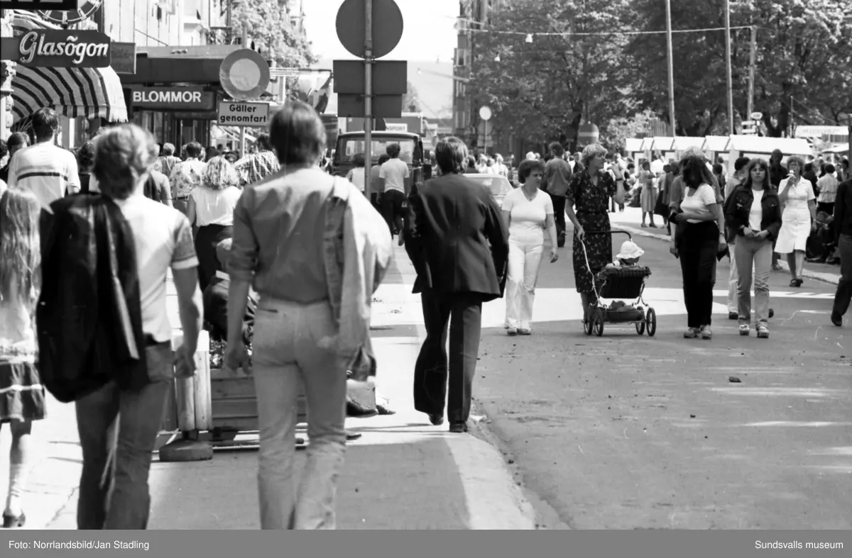 Bilder från reportage i HSB:s medlemstidning Vår Bostad, av Ingrid Andersson. "Staden mellan bergen är som en miniatyr av Rio" : min syn på stan. Bilder från bland annat Bosvedjan, sjukhuset, Norra berget, Södra berget, kommuhuset, hamnen med färjan Wasa Express, stadsvyer vid Vängåvan och Stora torget.
