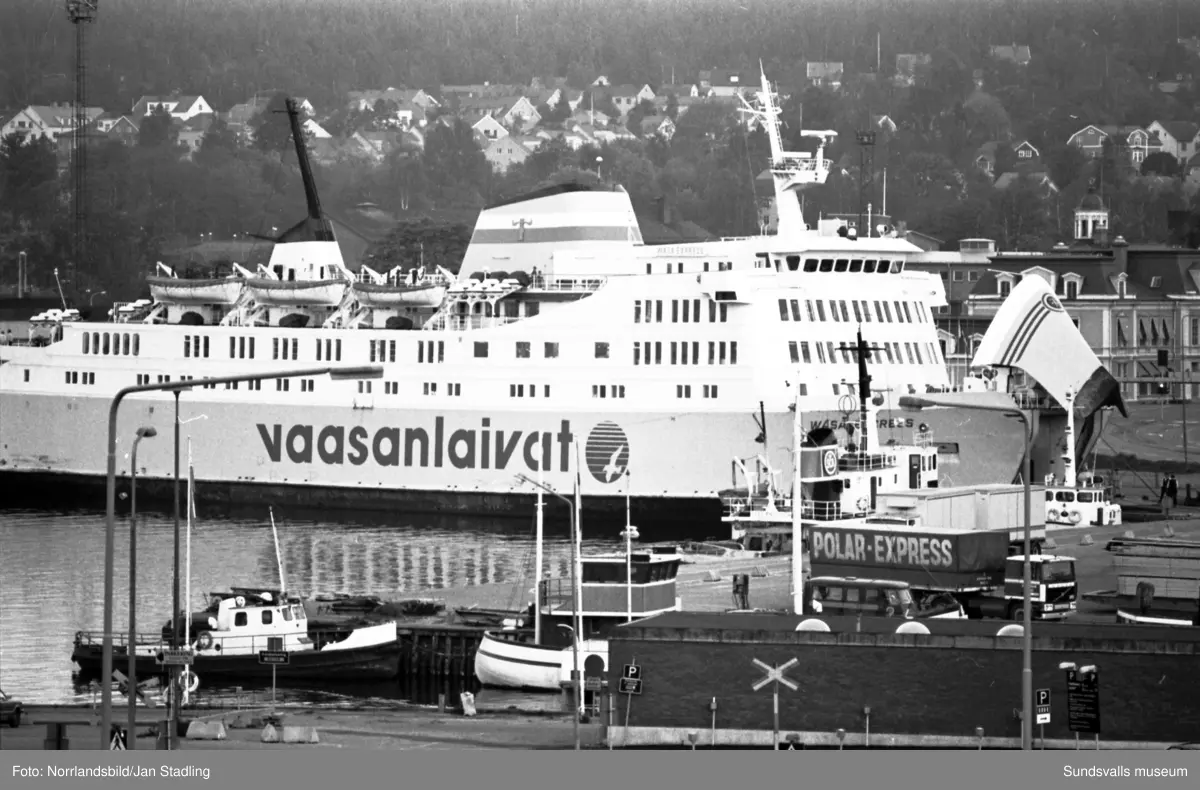 Bilder från reportage i HSB:s medlemstidning Vår Bostad, av Ingrid Andersson. "Staden mellan bergen är som en miniatyr av Rio" : min syn på stan. Bilder från bland annat Bosvedjan, sjukhuset, Norra berget, Södra berget, kommuhuset, hamnen med färjan Wasa Express, stadsvyer vid Vängåvan och Stora torget.