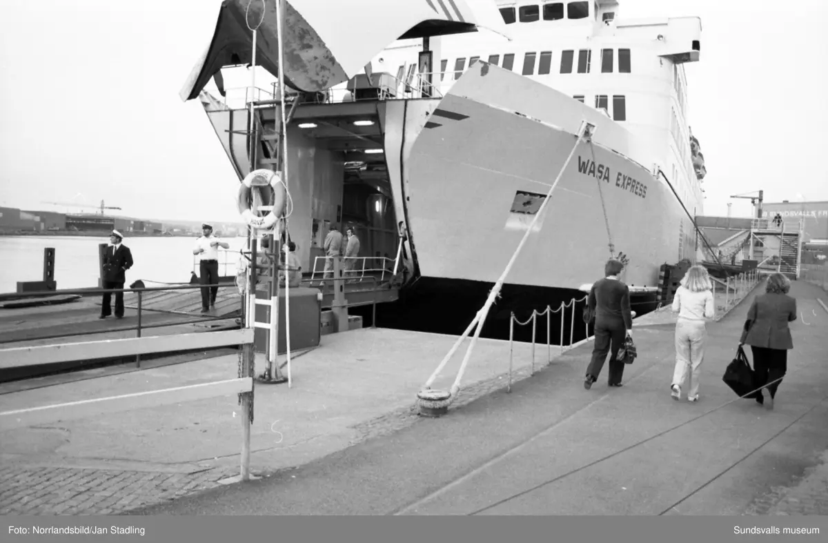 Bilder från reportage i HSB:s medlemstidning Vår Bostad, av Ingrid Andersson. "Staden mellan bergen är som en miniatyr av Rio" : min syn på stan. Bilder från bland annat Bosvedjan, sjukhuset, Norra berget, Södra berget, kommuhuset, hamnen med färjan Wasa Express, stadsvyer vid Vängåvan och Stora torget.