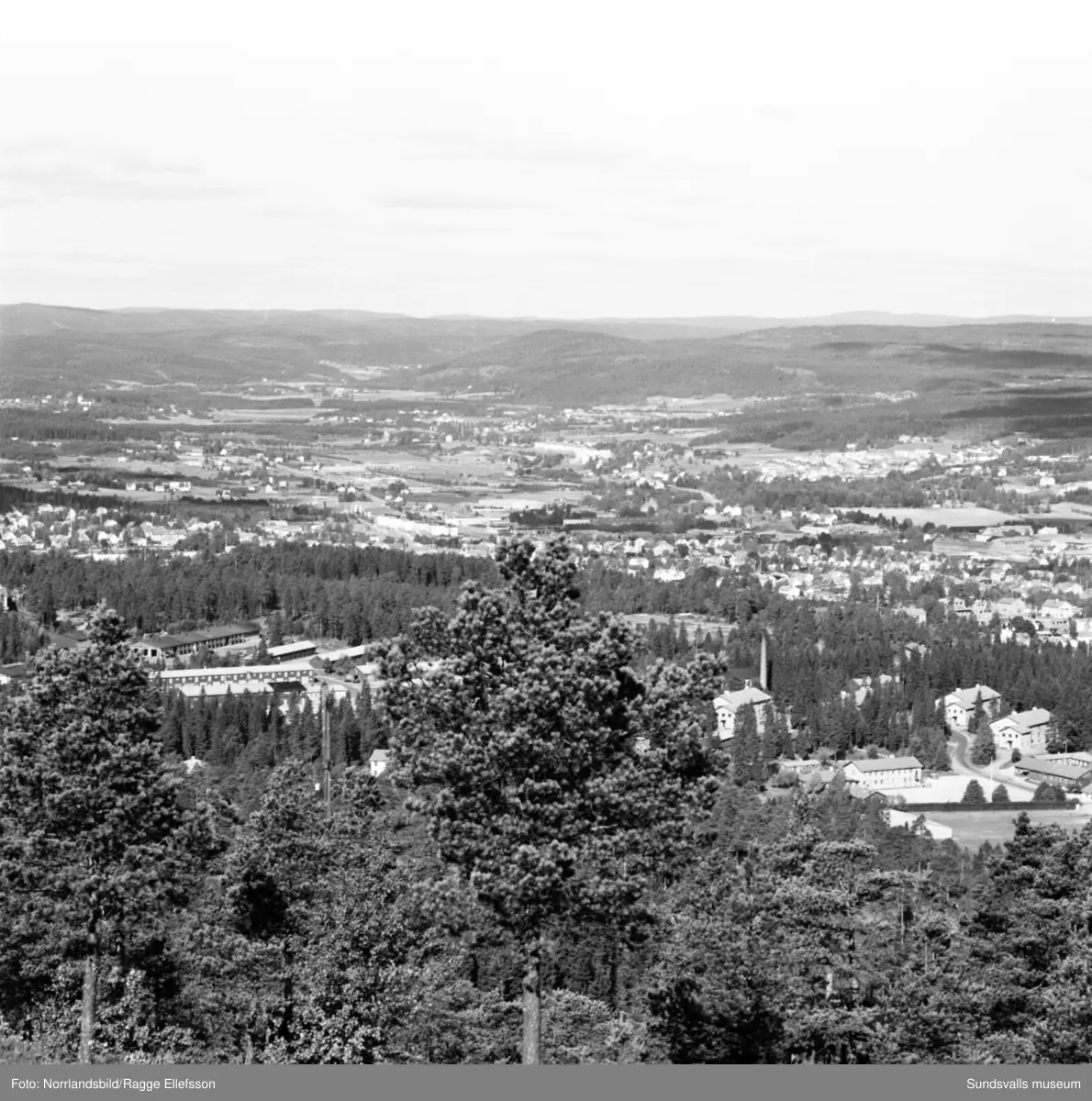 Vy över Sundsvall från Södra berget. LV5, Ortviken, hamnen.