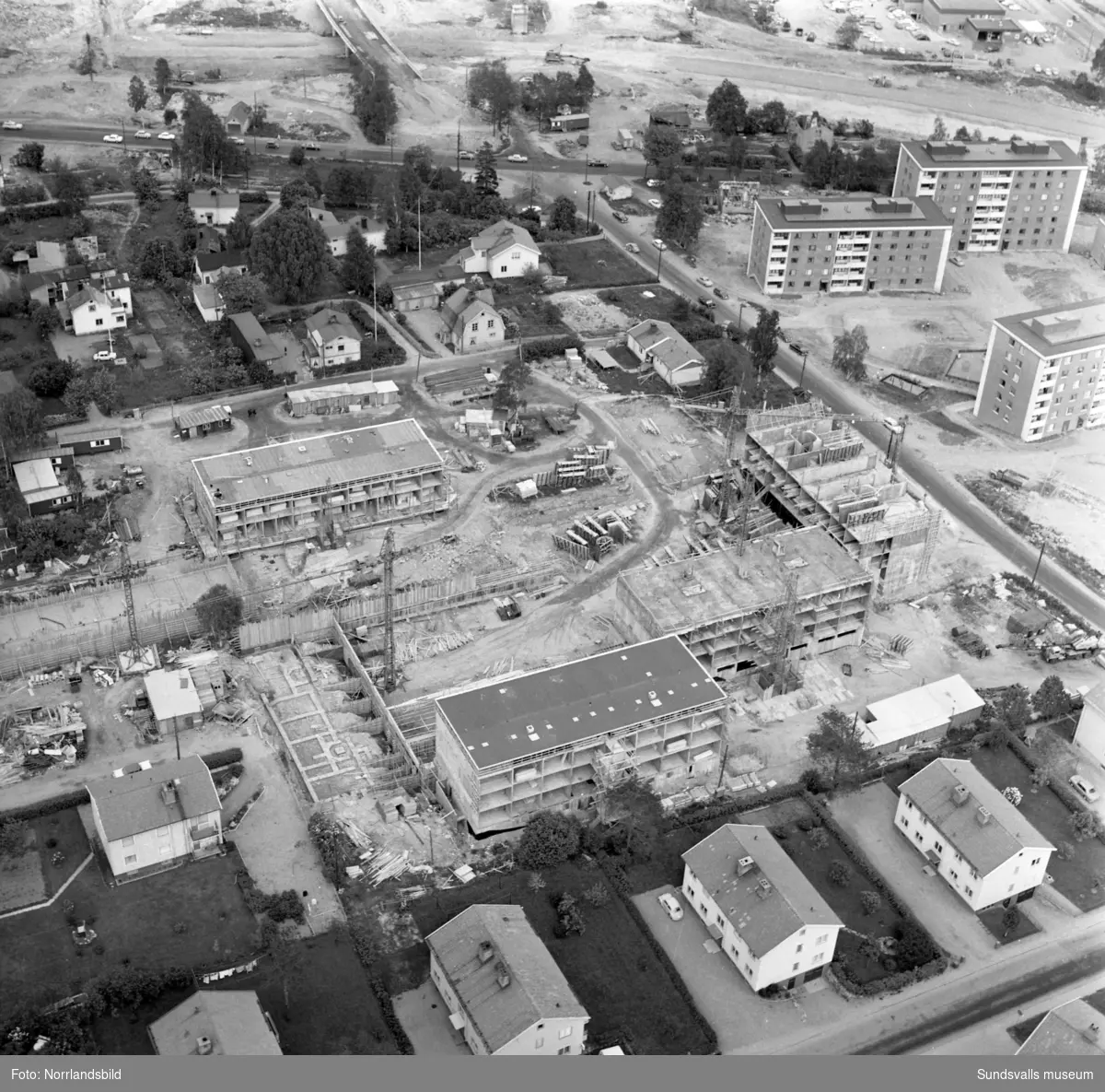 Flygbilder över Skönsberg, Haga, Norrmalm. Byggnation av hyreshusområde vid Riddargatan. Basgränd, Trafikgatan.
