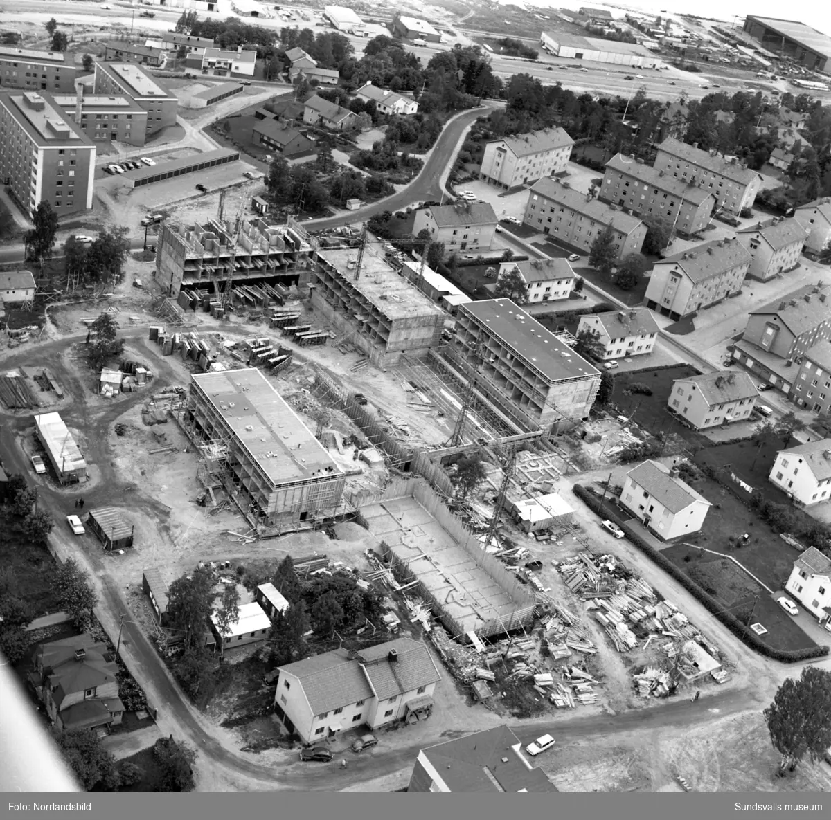 Flygbilder över Skönsberg, Haga, Norrmalm. Byggnation av hyreshusområde vid Riddargatan. Basgränd, Trafikgatan.