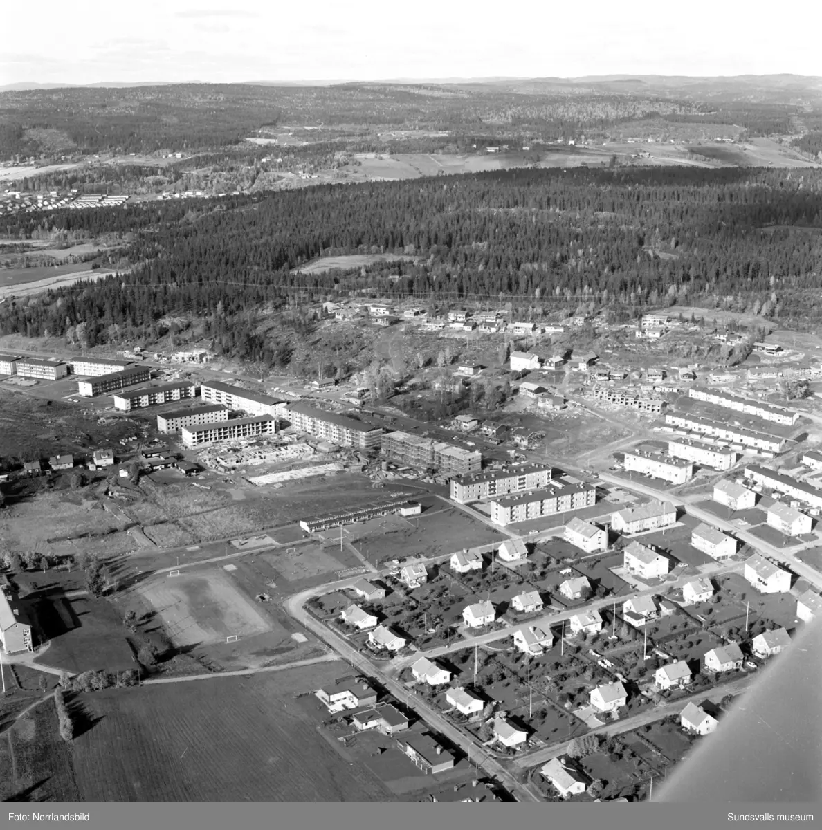 Flygbilder över Granlo med byggnation av bostadsområdet vid Vikingavägen.