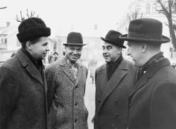 På torget i Trosa samtalar här fr v Dagens Nyheters utsände 