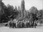 Framför Världspostmonumentet i Bern. Skulptör: Renéde
Saint-Marceaux, Paris 1909.