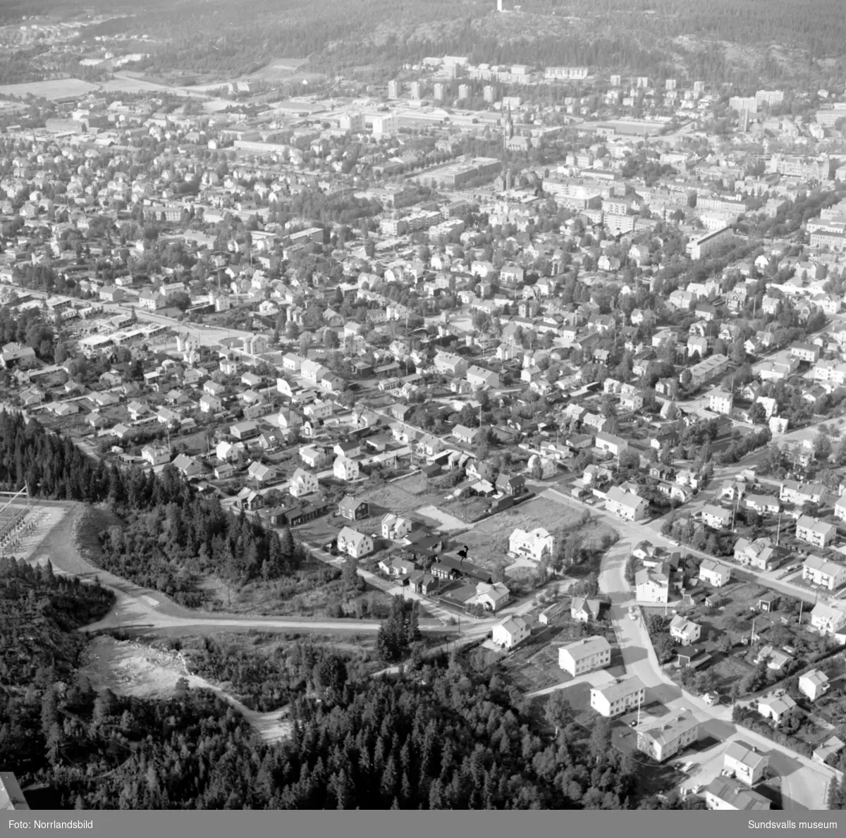 Flygfoto, vy över Sundsvall från söder. Längst ner uppfarten till Södra berget, Granmodalsgatan.