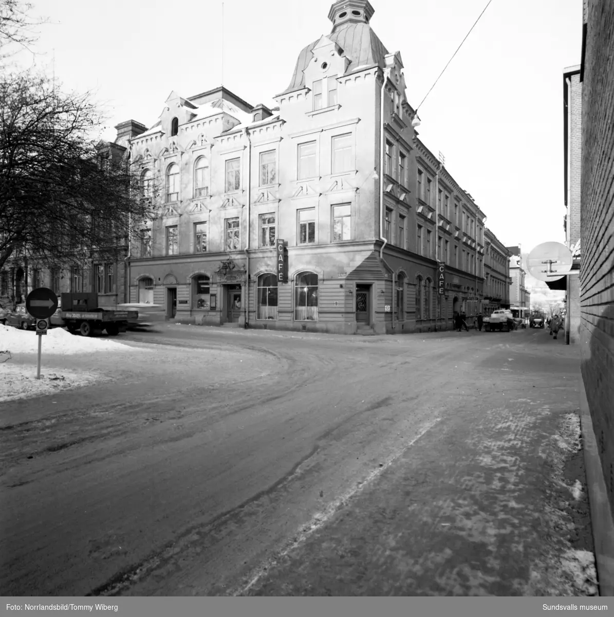 Exteriörbild på Hantverkshuset i korsningen Kyrkogatan-Thulegatan.