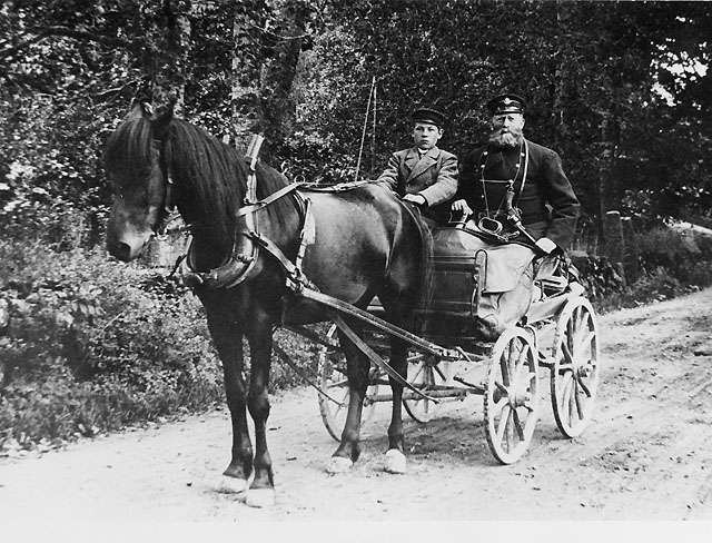 Skjutspojken hette John Jacobsson och var född 2 augusti 1878 i
Arby socken, nu en del av Södermöre i Kalmarblocket. Pojken var här
på bilden 17 år. Obs ! att postiljonen var väl utrustad med horn,
revolver (modell 1871) och sabel (modell 1852) och värdeväskan i knät
med rem om nacken.  Enligt en baksidestext på likadant foto i SECO
post Kalmar föreställer bilden P Blomberg i Söderåker.(postiljonens
namn sannolikt).