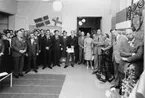 Del av vernissagepubliken lyssnar till invigningstalet. T.h. står
pm Helge Wallin och 2:e fr.h. är byråchef Stig Salomonsson, Psn.