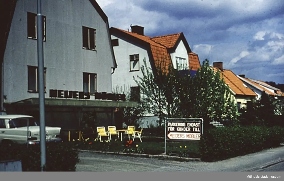 Möbelaffär och bostadshus längs Barnhemsgatan i Mölndal, 
år 1971 - 1972.