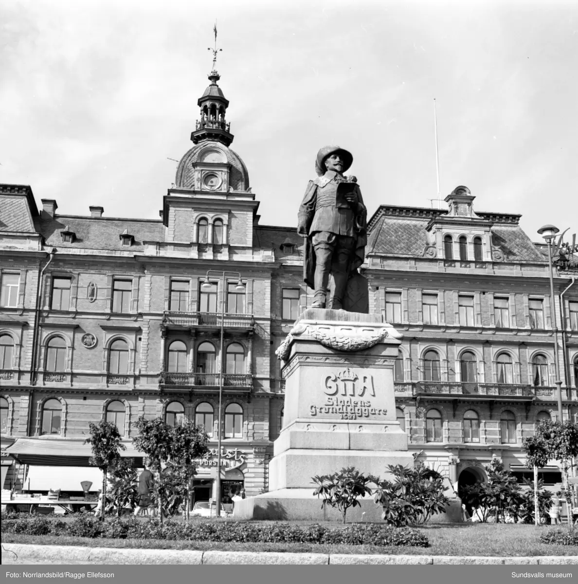 Gustav Adolf-statyn på Stora torget i Sundsvall.