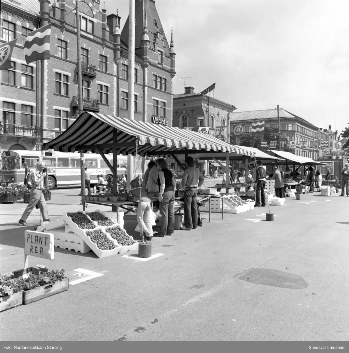 Storgatan och torget där torghandelns pågår för fullt. Gunnars blommor.