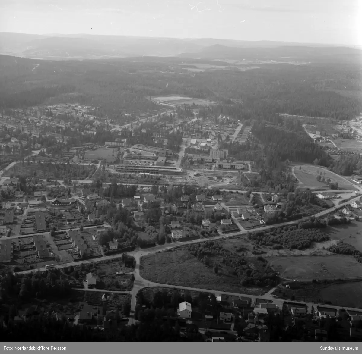 Flygfoto över Haga med Hagaskolan och pågående bygge av Katrinelunds gymnasium.