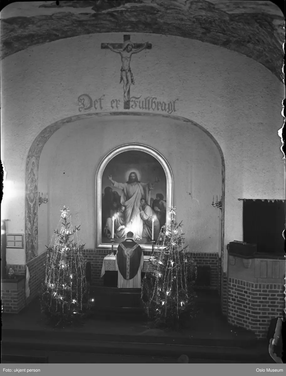 Pipervikskirken, interiør, talerstol, krusifiks, altertavle, prest, juletrær, julegudstjeneste