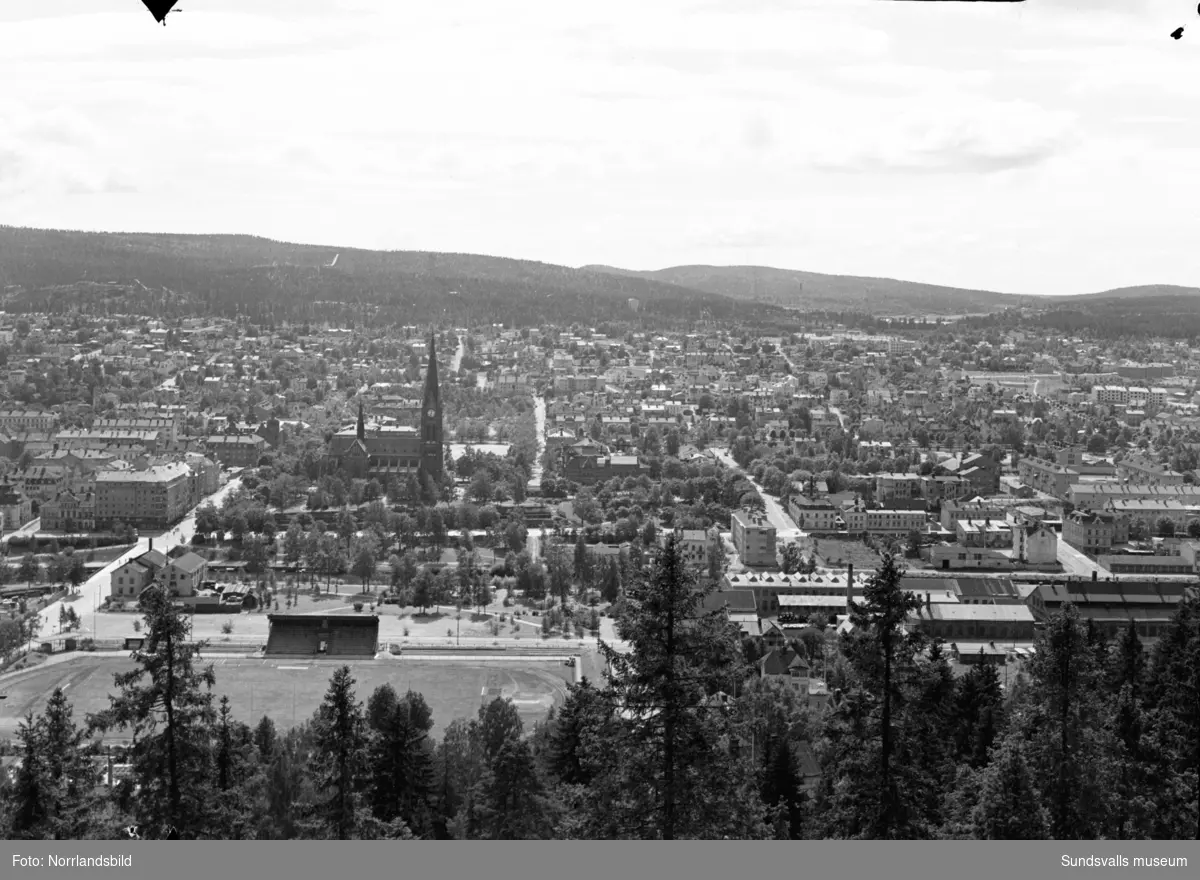 Utsikt över staden från Norra berget. Norrmalm, stenstaden, GA-kyrkan, Idrottsparken.