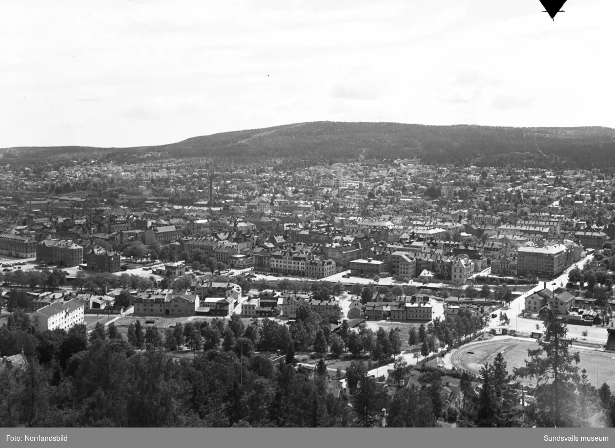 Utsikt över staden från Norra berget. Norrmalm, stenstaden, GA-kyrkan, Idrottsparken.