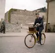 Brevbärare på cykel i uniform modell 1962.